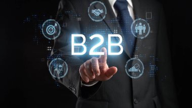 İş adamı B2B peyzajında geziniyor, iş-iş bağlantılarını geliştirmek için kullanım teknolojisi kullanıyor. B2B etkileşimlerini yeniden şekillendirir, iş stratejilerindeki yenilikleri tetikler. FaaS