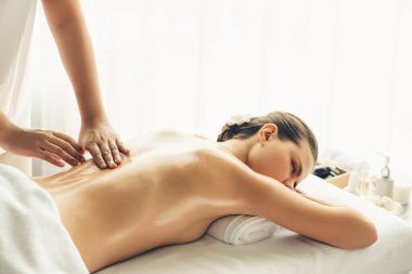 Kafkasyalı kadın müşteri stres önleyici spa masajının keyfini çıkarıyor ve lüks otel ya da oteldeki gündüz açık ortam güzellik salonunda güzellik teniyle eğleniyor. Sessiz.