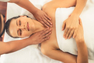 Panorama manzaralı kadın müşteri stres önleyici spa masajından zevk alıyor ve lüks otel veya oteldeki gündüz açık hava ortamında güzellik teniyle eğleniyor. Sessiz.