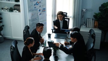 Profesyonel yönetici görüşü, çeşitli iş adamlarından oluşan bir grup başarılı projeyi dinlerken ve el çırparken çeşitli takımlara satışların arttığını gösteriyor. Müdürlük.