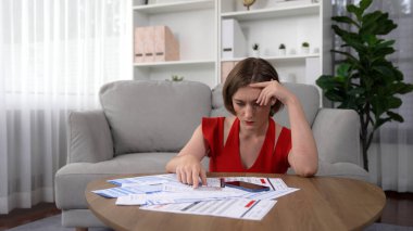 Stresli genç bayanın kredi kartı borçlarıyla ilgili mali sorunları var. Kötü kişisel para ve mortgage ödeme yönetimi krizinden korunmak için. Kadınlar aşırı harcama yüzünden finansal iflastan endişe ediyorlar.