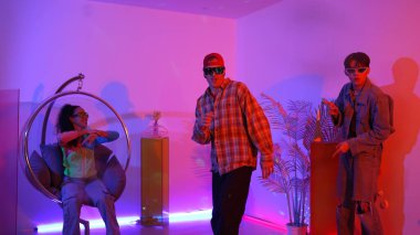 Stüdyoda gündelik kıyafetleri olan çok kültürlü bir arkadaş tezahürat yaparken mutlu hipster break dansları. Profesyonel sokak dansçısı hip hop ritmi ya da neon veya kurşun ışıkla kafiyeli bir şarkı söyler. Mutluluk.