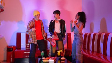 Çeşitli sokak dansçıları hippi modası giyerken partilerde neon ışıkla şehir pop müziğine taşınıyor. Çekici hipster kameraya bakarken dans eder ya da pratik yapar. Mutluluk.