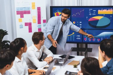 Ofiste sunum ya da analist ekibiyle toplantı odasında mali verileri analiz etmek için BI Fintech 'i kullanmak. İş adamları stratejik planlama için TV ekranında BI gösterge panelini inceliyor.