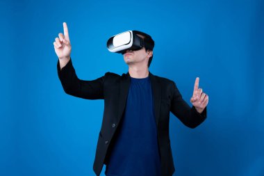 VR kulaklık takan profil işadamı, metaevren dokunmatik zoom 'u sanal gerçeklikte mavi arkaplan fütüristik teknolojisini izole ederek ilginç iş verilerine bağlamaya çalışıyor. Entrika.