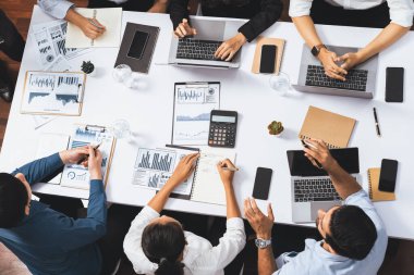 Üst düzey analist ekibi toplantı odasındaki mali verileri analiz etmek için BI Fintech 'i kullanıyor. İş anlayışı ve stratejik pazarlama planlaması için kağıt üzerinde analitik BI gösterge paneli. Tedbirli
