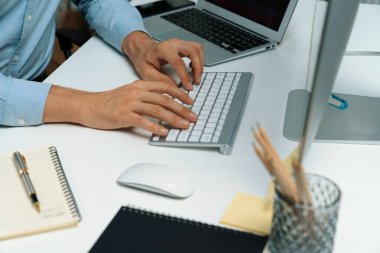 Bilgisayarda bilgisayar ve bilgisayar üzerinde çalışan ve uygulama projesinde kodlama programı olan bilgisayar geliştiricisinin kırpılmış görüntüsü. Teknik mühendis önemli not listeleri yazıyor. Bireysel.