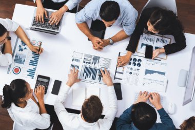 Üst düzey analist ekibi toplantı odasındaki mali verileri analiz etmek için BI Fintech 'i kullanıyor. İş anlayışı ve stratejik pazarlama planlaması için kağıt üzerinde analitik BI gösterge paneli. Tedbirli