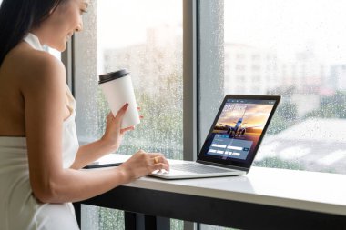 Online uçuş rezervasyon sitesi mod rezervasyon sistemi sağlar. Seyahat teknolojisi kavramı .