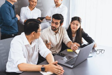 Bir grup farklı ofis çalışanı şirket ofis odasında stratejik iş pazarlama planlamasında birlikte çalışıyor. İş yeri konseptinde pozitif takım çalışması. Tedbirli