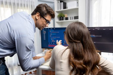 İki ekran ekranında yaratıcı web sitesi planlama yazılımını tartışan yetenekli geliştiriciler programı arka görüş konseptiyle ofiste tasarımı analiz eden tam yığın veri. Varsayım.
