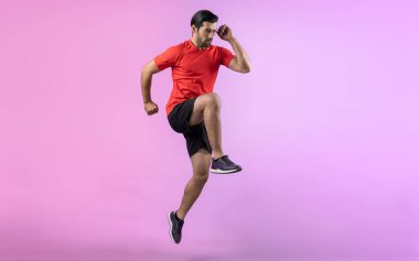 Vücut uzunluğunun tamamı atletik ve sportif genç erkek fitness 'in izole edilmiş arka planda kardiyo egzersizi duruşunu gösteriyor. Sağlıklı aktif ve vücut bakımı yaşam tarzı.