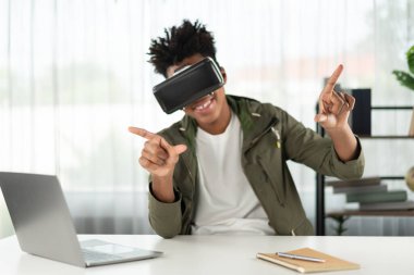 Genç Afro-Amerikalı sanal gerçekliği modern ofisteki dijital fütüristik teknolojiye bağlayan hologram metaevren ile çevrimiçi veri için yakınlaştırıyor. Entrika.