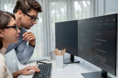 Takım becerisi geliştiricileri programı en yeni kodlama yaratıcı web sitesi planlama yazılım projesini iki bilgisayar ekranında düşünerek, ofiste tam yığın veri analizi ile karşılaştırıldığında. Varsayım.