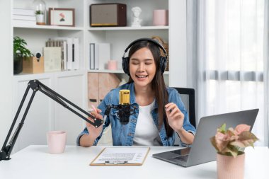 Kot pantolon giyen, yaratıcı yayın yapan genç Asyalı sunucu stüdyo dinleyicisiyle günlük hayatta pazarlamayı ya da danışmanı tanıtmayı online olarak anlatıyor. Taktik.