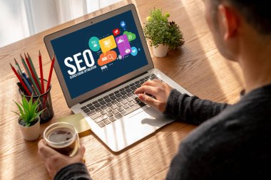 Model e-ticaret için SEO arama motoru optimizasyonu ve bilgisayar ekranında gösterilen çevrimiçi perakende işi