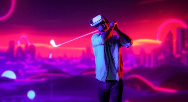 Sanal dünyaya girmek için sanal gözlük takan beyaz bir adam metaevrende golf oynuyor. Sanal gerçeklik gözlüğü kullanan yakışıklı oyuncu neon golf sahasına giriyor. Yenilik. Spor. Sapma.