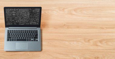 Bilgisayar ekranında bilim ve eğitim kavramını gösteren matematiksel denklemler ve modem formülü
