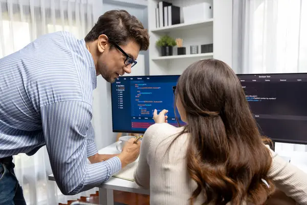 İki ekran ekranında yaratıcı web sitesi planlama yazılımını tartışan yetenekli geliştiriciler programı arka görüş konseptiyle ofiste tasarımı analiz eden tam yığın veri. Varsayım.