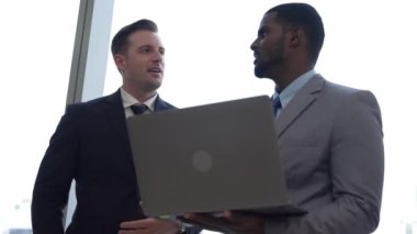 Şehir siluetine bakan süslü ofis, çeşitlilik uzmanlığı iddialı iş genişletme veya stratejik pazarlama tartışmaları. Finansal danışman, danışmanlık sektörü öngörüleri ve fikir verir