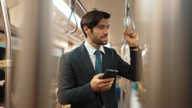 Trende ya da metroda telefonla konuşan yetenekli bir iş adamı. Tren istasyonunda cep telefonuyla oynarken etrafı gezen profesyonel proje yöneticisi. Sevinçli..