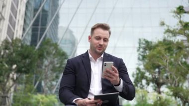 Yatırımcılarla pazarlama stratejisi hakkında konuşurken parkta oturan işadamlarının ön görüşü. Kafkas yönetici müdürü artan satışlar ya da Eko City 'de başarılı bir proje arıyor. Yaşam tarzı. Urbane