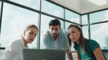 Yetenekli iş adamlarından oluşan bir grup pazarlama planı hakkında fikir paylaşıyor. Profesyonel iş ekibi birlikte çalışıyor, tartışıyorlar, toplantı masasında dizüstü bilgisayarla konuşuyorlar, şehir manzaralı belgeler hazırlıyorlar. İzleme