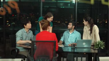 Ofiste yeni bir iş kurma projesi hakkında yetenekli bir takım tartışması. Bir grup iş adamı gece ofisinde gökdelenle konuşuyor, anlatıyor, paylaşıyor, pazarlama fikrini tartışıyor. İzleme