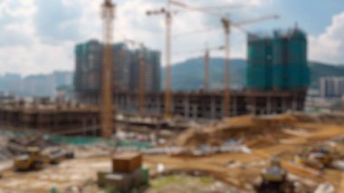 Banliyö bölgesinde inşaat halindeki yeni bir konutun bulanık arka planı. Gayrimenkul geliştirme ve ev inşa kavramı. Emlak posterleri, afişler için tasarım. İnşaat alanı. Aktar.