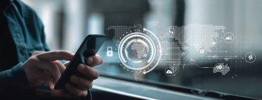 İş adamı, tahminsel büyük veri modellerinden gerçek zamanlı analizlere uzanan eğilim ve içgörüleri ortaya çıkarmak için veri analizlerini derinlemesine inceleyerek, veri güdümlü kararların analitik endüstriyi nasıl ileri götürdüğünü öğrenir