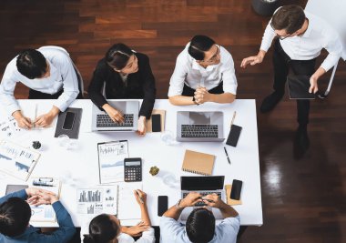 Ofiste sunum ya da analist ekibiyle toplantı odasında mali verileri analiz etmek için BI Fintech 'i kullanmak. İş adamları stratejik planlama için TV ekranında BI gösterge panelini inceliyor.