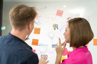 Zihin haritası ve renkli yapışkan notlar kullanarak pazarlama stratejisi hakkında yaratıcı Kafkas iş ekibi beyin fırtınası yapıyor. Yaratıcı iş tartışması ve takım çalışması konsepti. Arkadan bak. - Yakın çekim. Tertemiz..