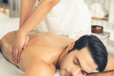 Kafkas erkek müşteri stres önleyici spa masajının keyfini çıkarıyor ve lüks otel veya oteldeki gündüz açık hava ortamında güzellik derisi eğlencesi ile şımartıyor. Sessiz.