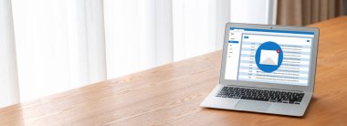 Bilgisayar ekranında rahatça görünen e-posta bildirim iletisi. Dijital pazarlama iletisi bilgi metni iş dünyasından müşteriye