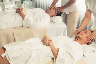 Kafkasyalı çift stres önleyici kafa masajının keyfini çıkarıyor ve lüks otellerde ya da otel spa salonlarında gündüz kaplıcalarında yüz güzelliği eğlencelerini şımartıyor. Sessiz.