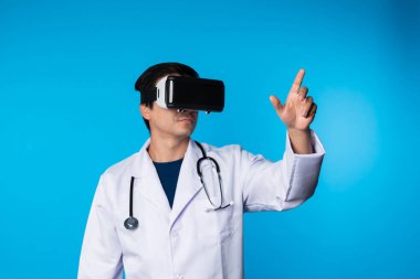 Meta evreni bağlayan VR kulaklık takan zeki doktor analitik tıp araştırmasını seçerek mavi arkaplan fütüristik teknoloji hologramı sanal gerçeklik akıllı meta dünyayı izole etti. Entrika.