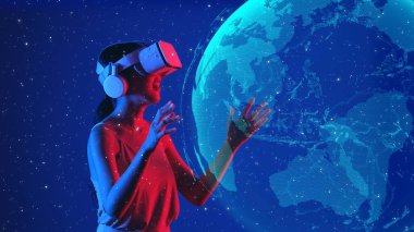 Büyük veri dinamik piyasasına bakan kadın VR gözlükleri ile dünya analiz monitörü gelecekte küresel yenilik arayüzü dijital 3D bilgi ağı teknolojisi görsel hologram animasyonu. Halüsinasyon.