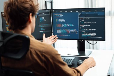 Bilgisayar ekranında çevrimiçi yazılım geliştirme kodlaması oluşturma konusunda stresli bir şekilde çalışan IT geliştiricisi, modern ofisteki web sitesi projesinde en son sürüm uygulaması için düşünme programı. Toplayıcı.