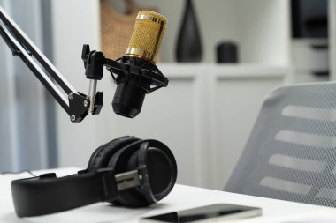 Modern ofis ekipmanları mikrofon ayarları, dizüstü bilgisayar, tablet ve kulaklık boş sunucu kanalı buhar podcast sosyal medya konseptiyle canlı yayında kahveyle hazırlandı. Varsayım.