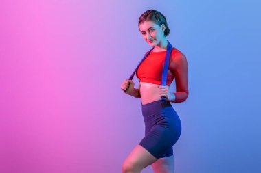 Vücut uzunluğunun tamamı atletik ve sportif, elastik direnç bandıyla izole edilmiş arka planda duran genç bayanı çekiyordu. Sağlıklı aktif ve vücut bakımı yaşam tarzı.