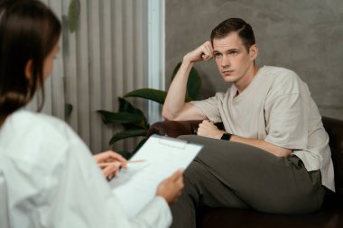 Stresli ve depresif bir hasta zihinsel hastalığı ve depresyonu olan psikiyatristten terapi sırasında yardım istiyor. Akıl sağlığı ve tıbbi bakım konsepti. Açılıyor