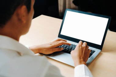 Masada otururken dizüstü bilgisayar kullanan bir işadamı ya da ofis çalışanı. uds