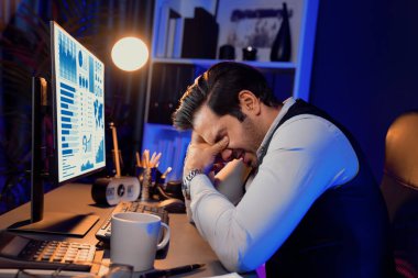 Akıllı iş adamının bitmemiş ürün satış kanalı raporuyla başı dertte. Gece geç saatlerde mor neon ışıklı odada çalışarak uzun süre analiz edilen pazar verileri kavramı. Tahmin et..