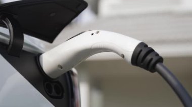 Elektrikli taşıt teknolojisi konut alanı ya da EV akü şarjı için ev şarj istasyonu olarak kullanılır. Gelecekteki çevre için temiz ve sürdürülebilir enerji ile çevre dostu ulaşım. Titiz