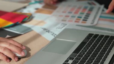 Grafik tasarımı için renk seçimi yapan ve beyin fırtınası yapan iki tasarımcının yavaş çekim çekimi ya da tasarım bürosunda kromatik danışmanlık hizmeti isteyen bir müşteri. Değiştirilmiş