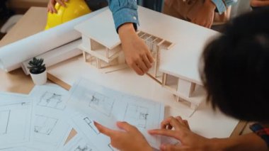 Müşteri denetimi ile yavaş çekim iç mimar taslağı hazırlamak ve ev dekorasyonunu müşteri talebine göre düzenlemek. Mimari müşteri hizmetleri. Filizlenen