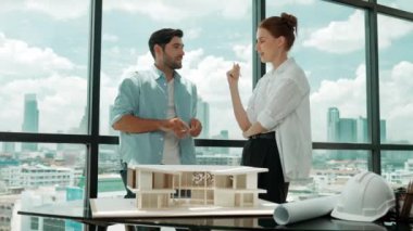 Yetenekli mimar mühendis takımı ev modeli inşaatı hakkında konuşuyor. Başarılı iç tasarım beyin fırtınası, paylaşım, mimari tasarım. Yaratıcı tasarım. İzleme