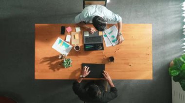 Akıllı erkek liderin zaman aşımı tablet üzerinde çalışan pazarlama ekibi ve finansal tablolara bakarken grafiği analiz etmek için dizüstü bilgisayar kullanıyor. Başlangıçtaki grup planlama stratejisinin en üst görüntüsü. Cemaat.