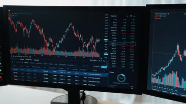 Hisse senedi borsası pazarlamasını analiz eden yavaş çekim şirketindeki yatırımcılar, kayıp için mum bar fiyatını analiz eden monitörlere bakıyor ve kazanç ve kâr elde ediyor. Filizlenen