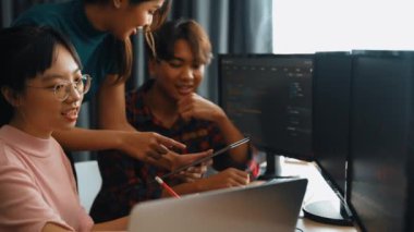 Yavaş çekim arkası yazılım geliştirici mühendisi bilgisayar programlama için birlikte çalışarak hata ayıklama kodunu çözüyor, ofiste monitörde karmaşık algoritmaları çözüyor. Filizlenen